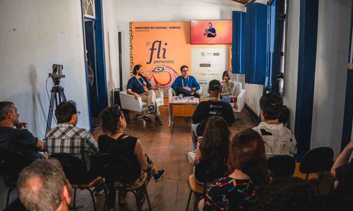 Jornalistas Beto Mateus e Bernardo Mello Franco, com Clara Alvim, durante o festival literário