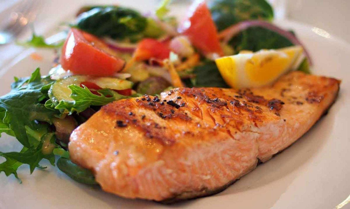 Salmão, fonte de ômega-3, é um dos alimentos que ajudam a manter a saúde da pele -  (crédito: Pixabay/reprodução)