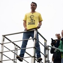Flávio Bolsonaro sobre julgamento do pai no STF: 'Segunda facada' - PABLO PORCIUNCULA / AFP
