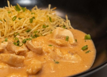O rei das festas mesmo era o estrogonofe de frango com champignons, arroz e batata-palha -  (crédito: Jane Linhares/Divulgação)
