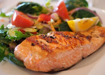 Salmão, fonte de ômega-3, é um dos alimentos que ajudam a manter a saúde da pele -  (crédito: Pixabay/reprodução)