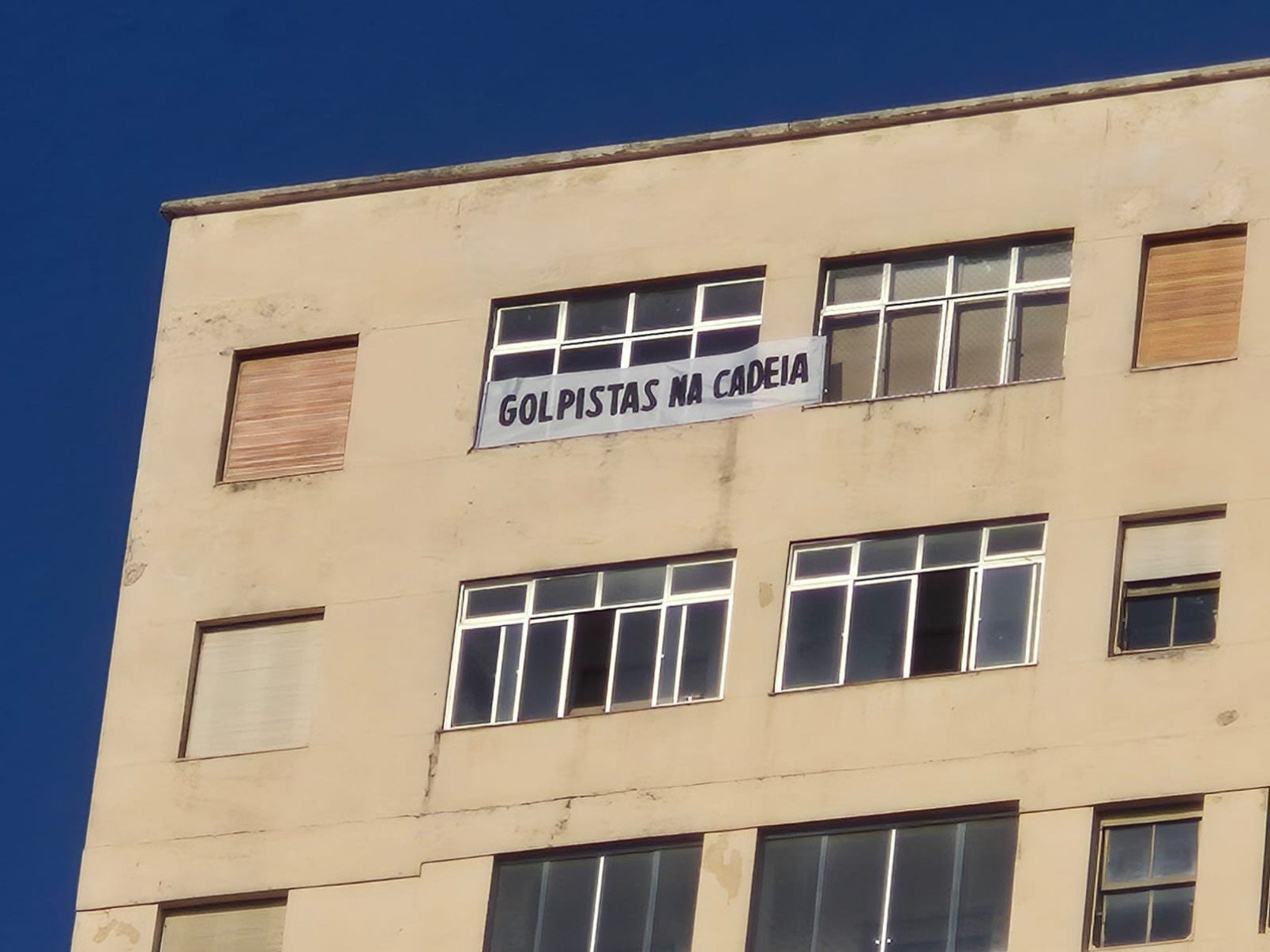 Empresário estende faixa em prédio, no Centro de BH, pedindo 