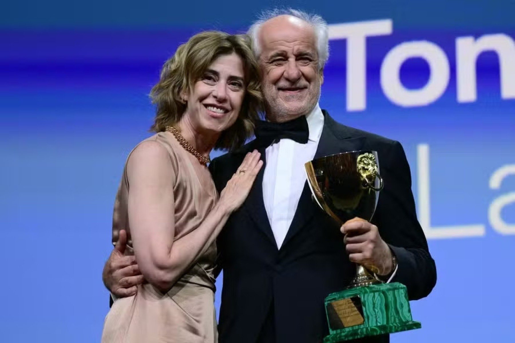 Fernanda Torres entrega o prêmio Casa Volpi ao italiano Tony Servillo, ator do filme 'La grazia'