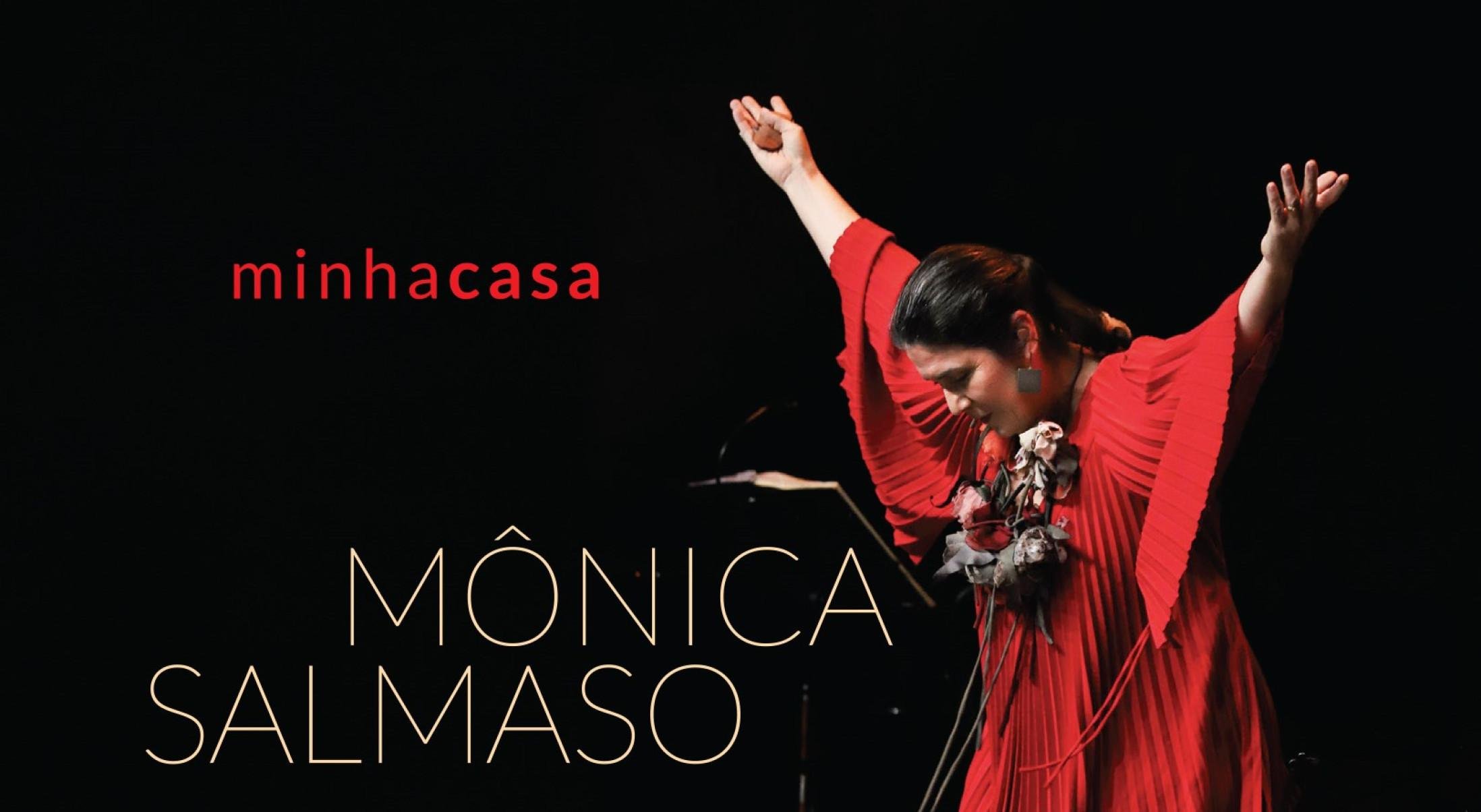 Mônica Salmaso usa vestido plissado vermelho e abre os braços na capa do álbum Minha casa