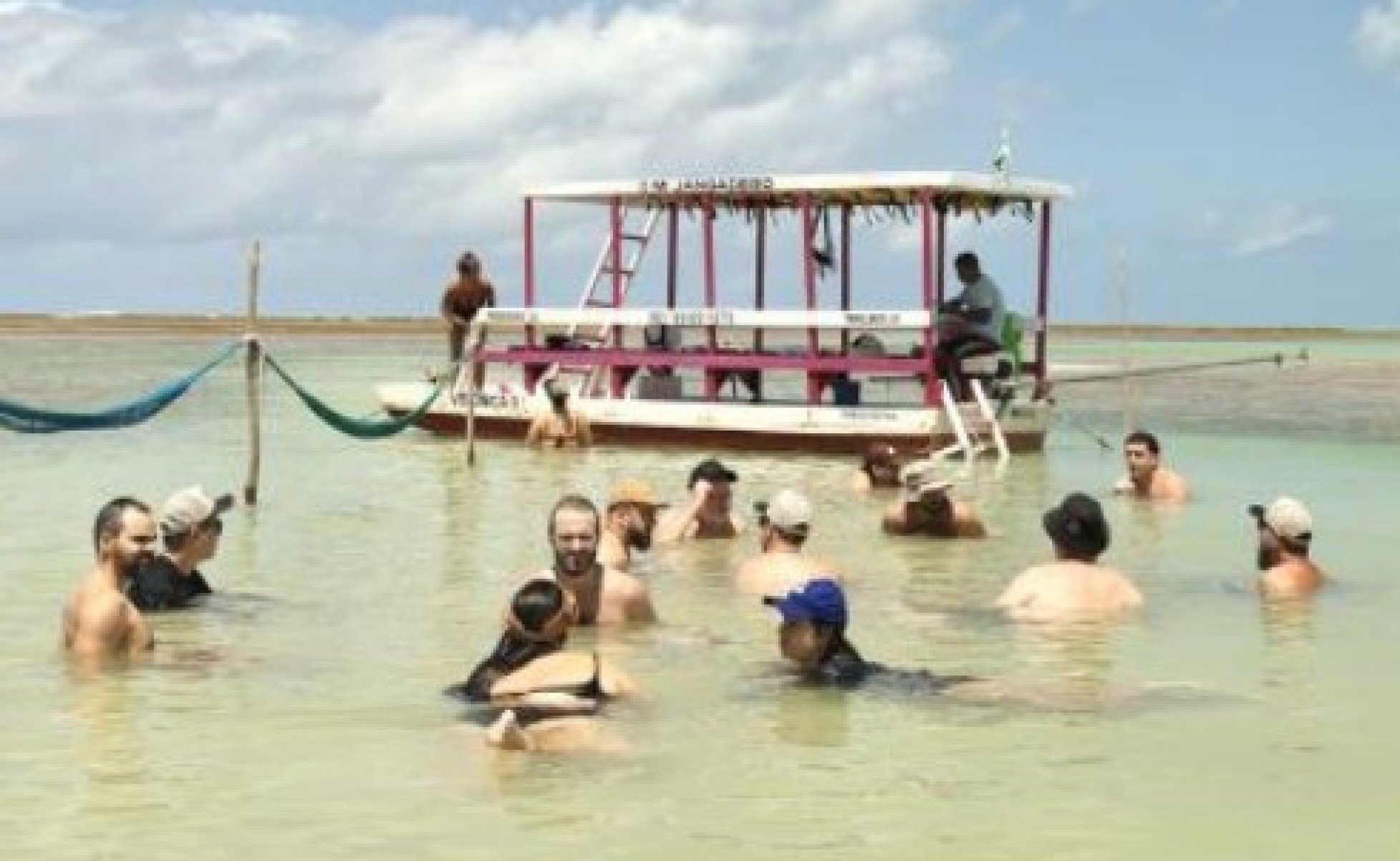 Banho de mar nas piscinas naturais de São Miguel dos Milagres
-Rui Nagae/Divulgação