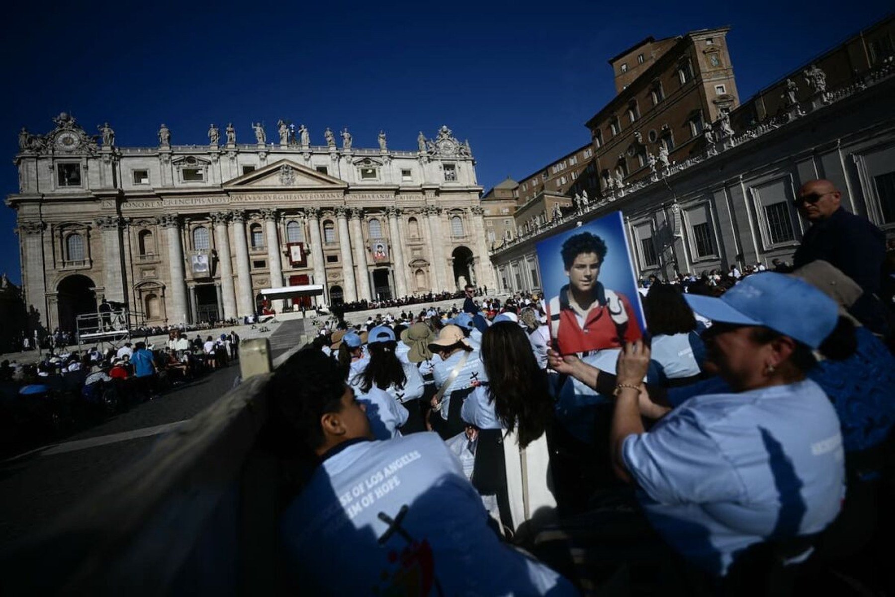 Neste domingo (7/9), cerca de 70 mil fiéis saudaram Santo Carlo Acutis, o padroeiro da internet, na Praça São Pedro, no Vaticano