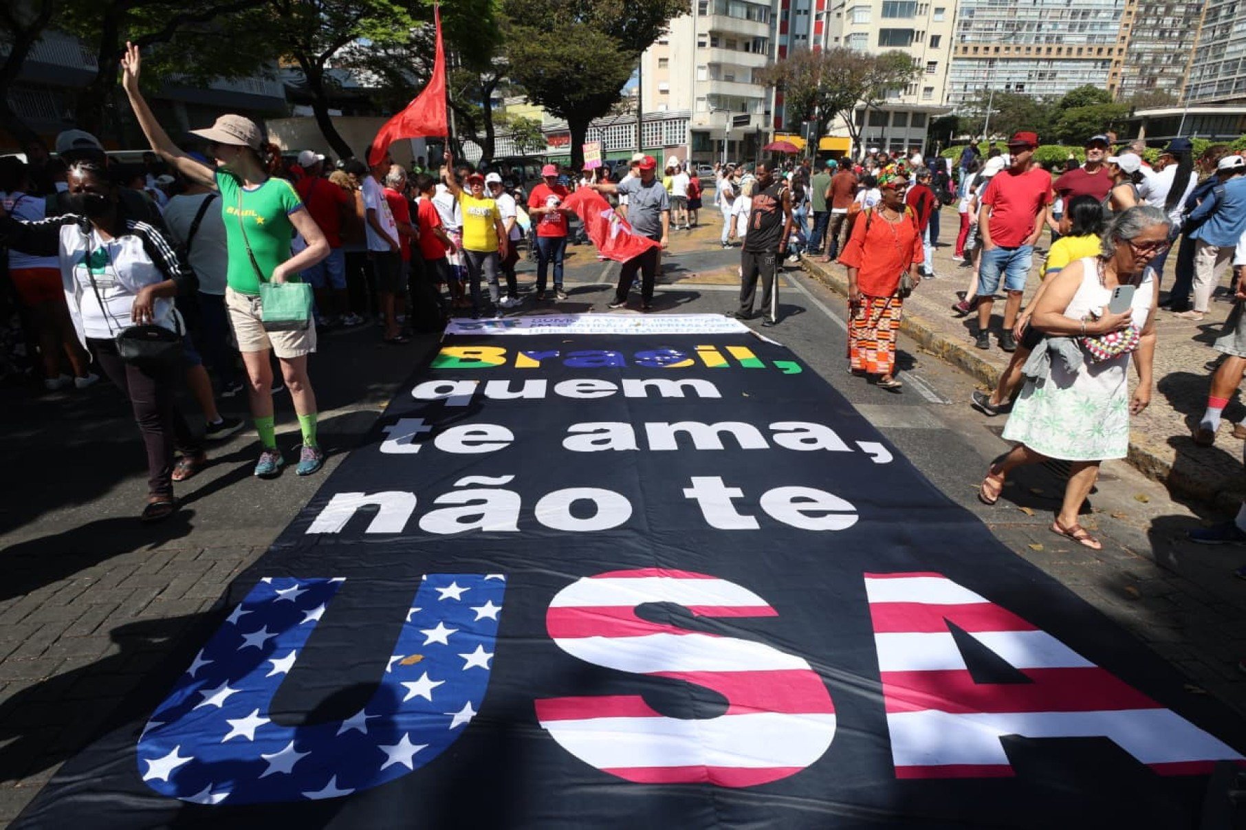 Evento teve como pautas a punição aos réus e condenados na tentativa de golpe de Estado, a redução da escala 6x1, críticas às incursões israelenses no território de Gaza e contra as privatizações que o governador Romeu Zema (Novo) buscando aprovar