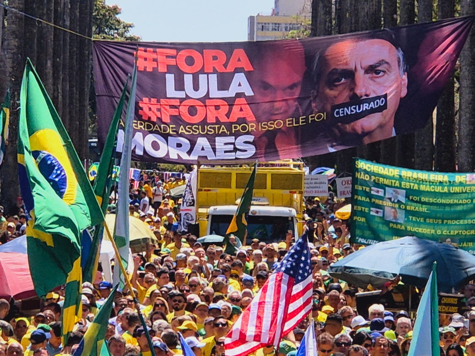 Com bandeiras do Brasil, dos Estados Unidos e de Israel, os bolsonaristas ainda gritam fora Lula, e palavras contra o ministro do Supremo Tribunal Federal (STF), Alexandre de Moraes-Jair Amaral/EM/DA Press