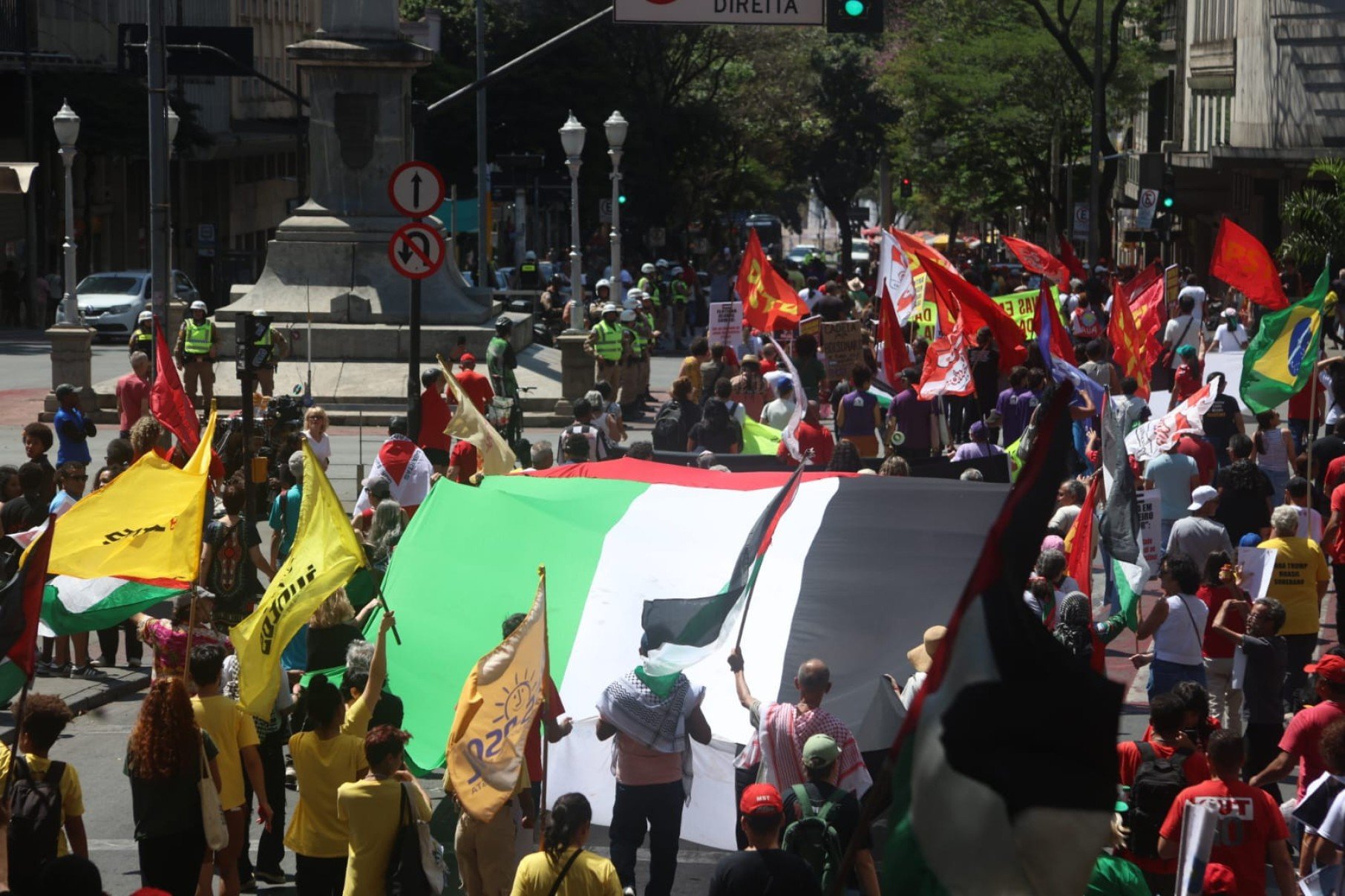 Evento teve como pautas a punição aos réus e condenados na tentativa de golpe de Estado, a redução da escala 6x1, críticas às incursões israelenses no território de Gaza e contra as privatizações que o governador Romeu Zema (Novo) buscando aprovar