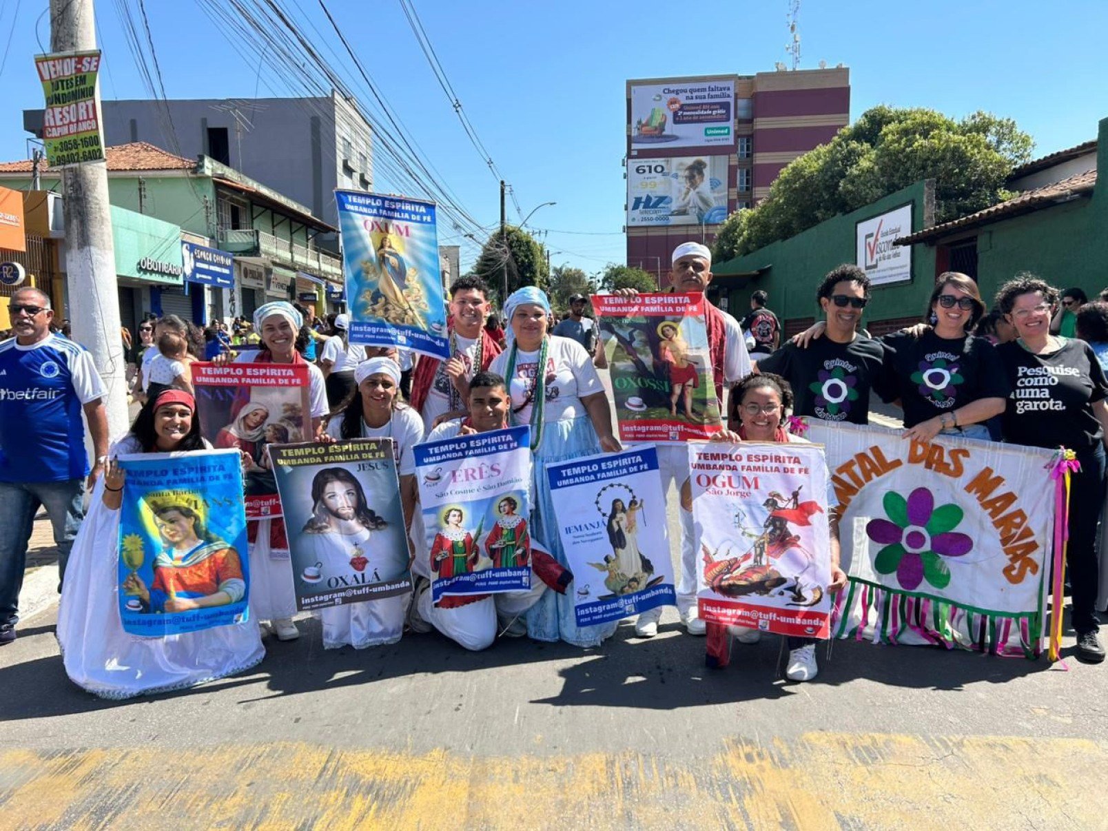 Com estandartes de santos católico, integrantes da Umbanda mostram que as religiões respeitam e seguem as mesmas crenças