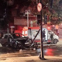 Carro bate em poste, explode e mulher morre na Avenida N.S. do Carmo - Benny Cohen/EM/DA. Press