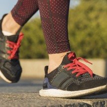 Escolha que pesa: o papel do tênis ideal na prevenção de dores no joelho - Freepik