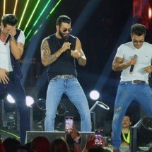 Gusttavo Lima surpreende e chama 'Os Caras do Arrocha em show em Goiânia - Reprodução 