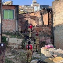 Casal escapa de incêndio que tomou conta de casa em Ribeirão das Neves