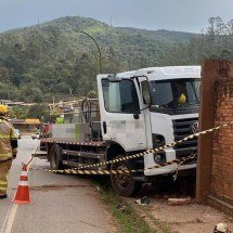 Dois homens são atropelados no passeio por caminhão e um morre - Corpo de Bombeiros/ Divulgação