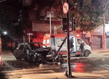 Veículo explodiu depois de bater em um poste na Avenida Nossa Senhora do Carmo, no Bairro Sion -  (crédito: Benny Cohen/EM/DA. Press)