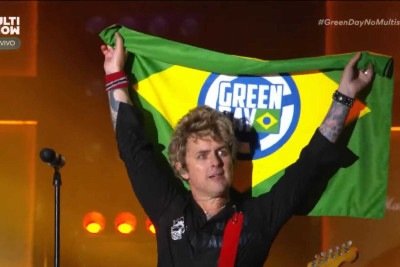Billie Joe com bandeira do Brasil com &iacute;cone do Green Day -  (crédito: Multishow / Reprodu&ccedil;&atilde;o)