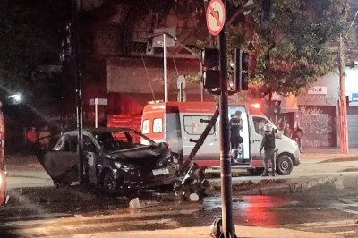 Carro bateu em poste na noite desse sábado (7/9) e causou eletrocussão em uma estudante, que morreu no local -  (crédito: Benny Cohen/EM/DA Press)