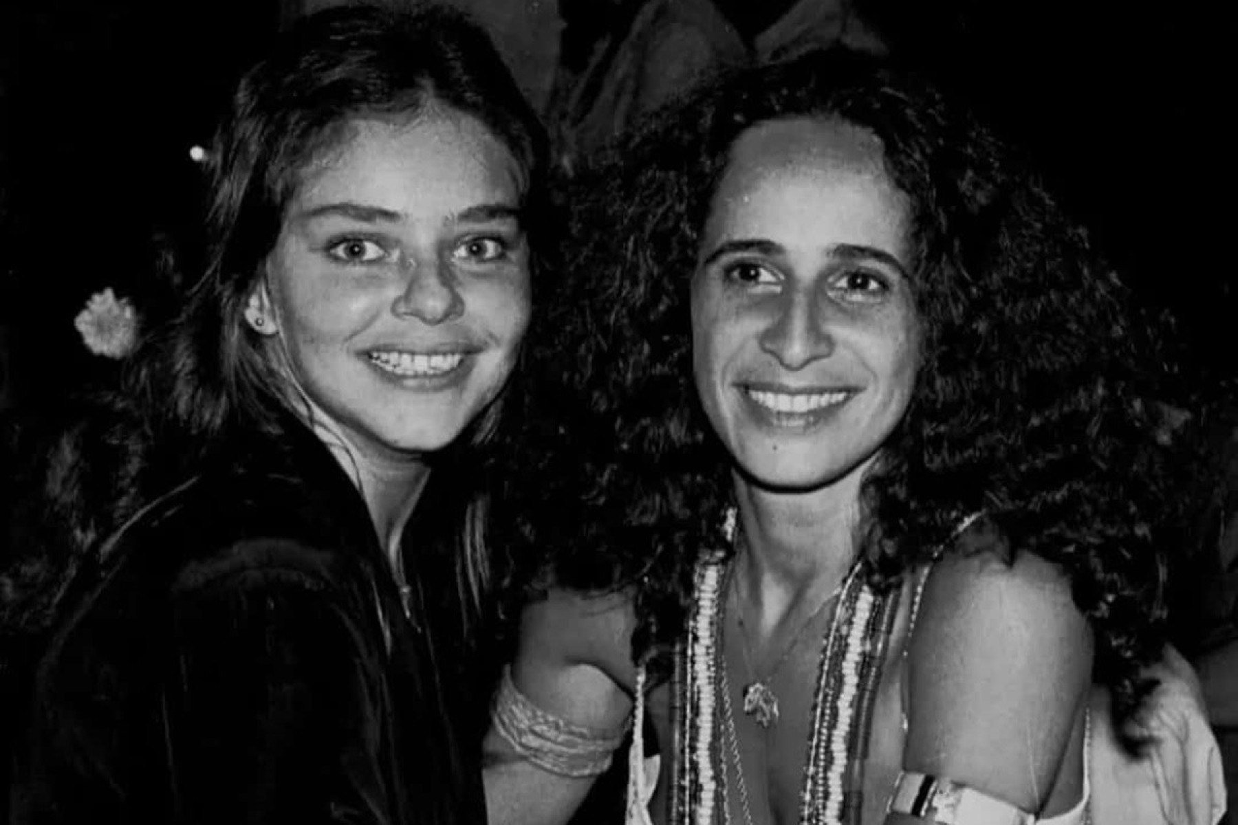 Maria Bethânia homenageou a amiga neste sábado (6/9), durante a turnê em comemoração aos 60 anos de carreira, no Rio de Janeiro. Bethânia cantou "Mares da Espanha" e "Gotas de sangue",  de Angela Ro Ro, e escreveu no Instagram: "Uma linda homenagem à nossa grande compositora". 
-Thereza Eugenia/Reprodução