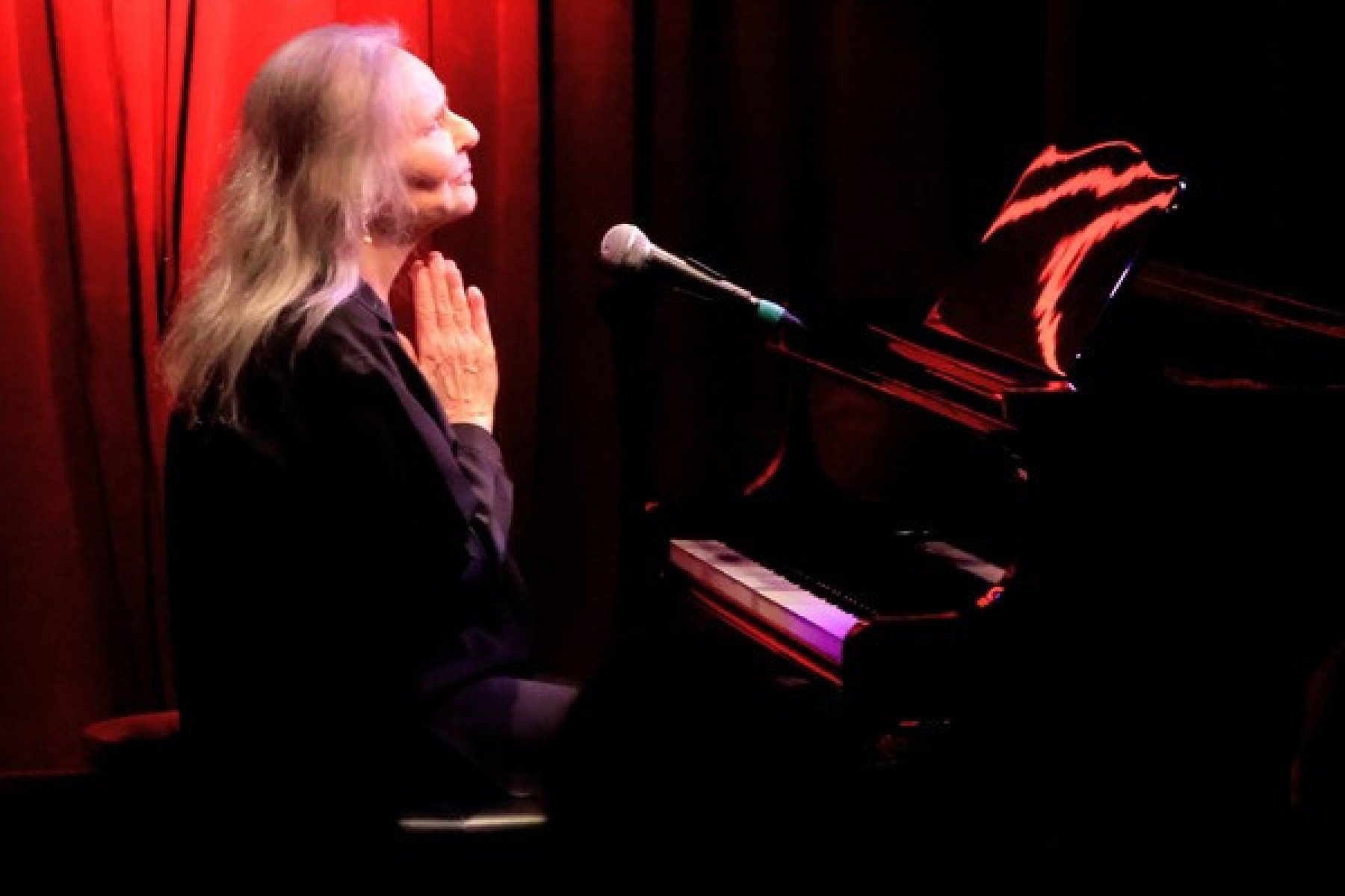 Em 2024, Angela Ro Ro voltou aos palcos com o show "Pilotando o piano", em que se apresentava sozinha e tocava o instrumento. No Manouche, no Rio de Janeiro, ela tocou suas músicas de maior sucesso e falou sobre a política, a saúde - que já estava debilitada - e o namoro que assumiu na época com uma fisioterapeuta-Victor Chapetta/Reprodução