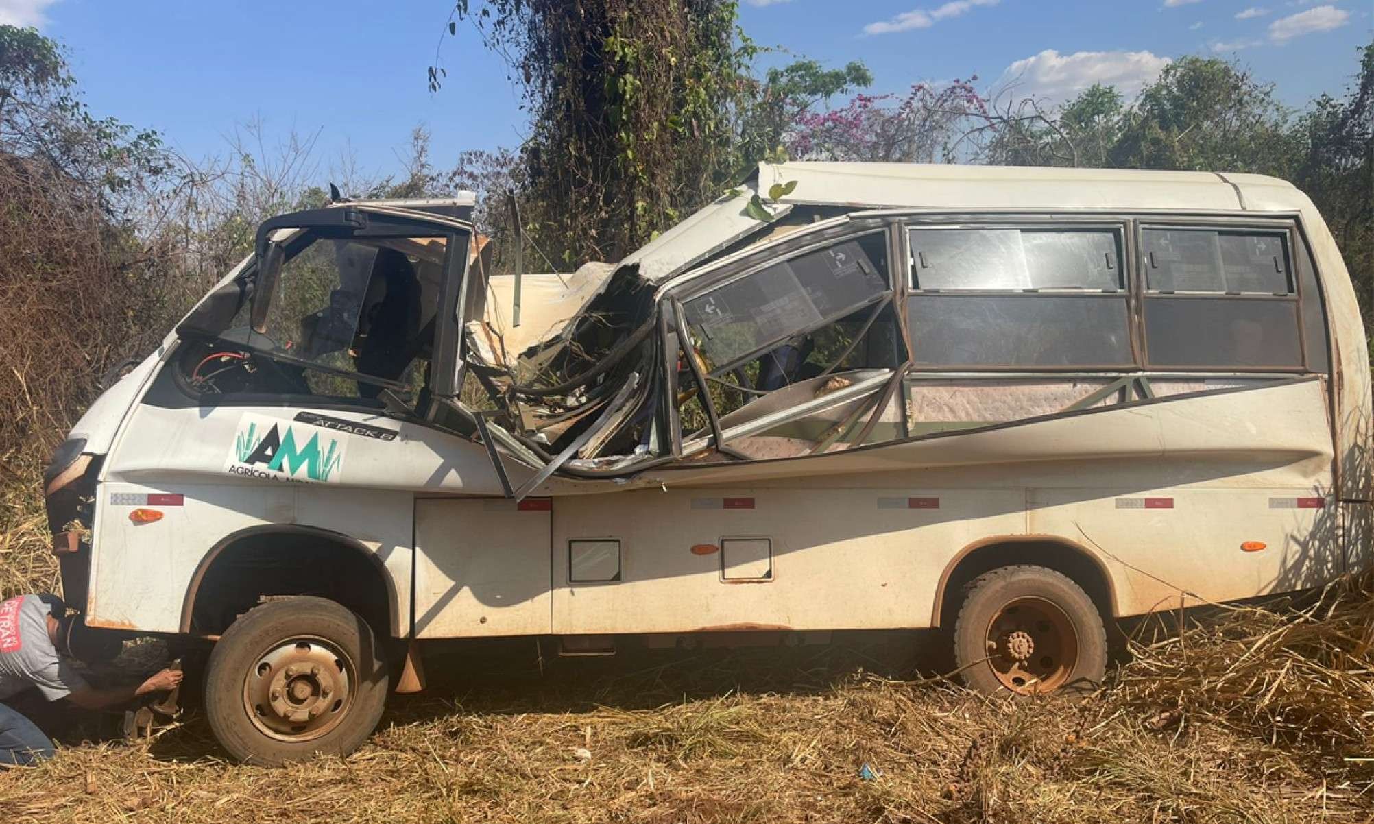 Micro-ônibus com nove trabalhadores capota e dois ficam em estado grave - PMRv/Divulga&ccedil;&atilde;o