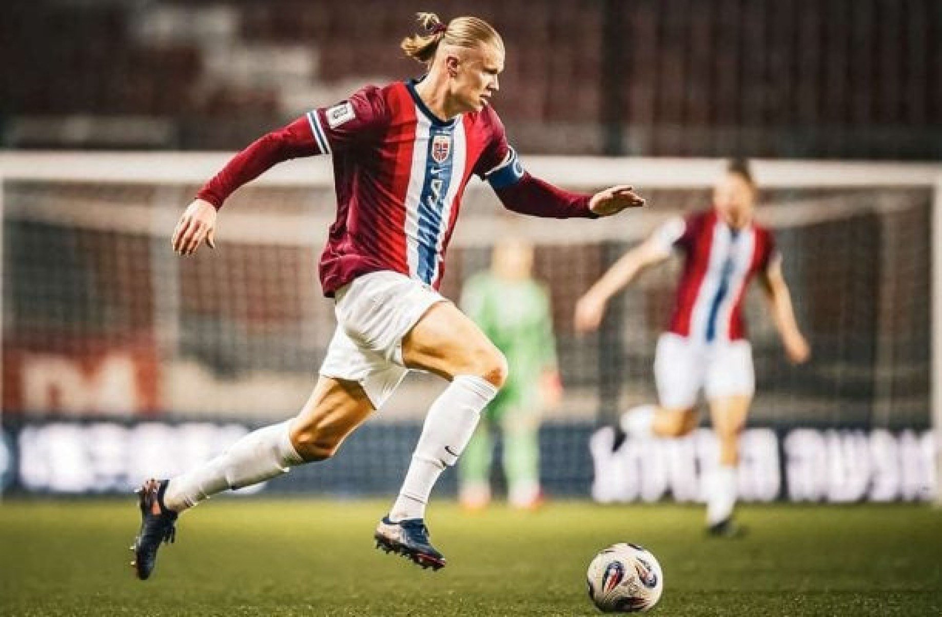 Haaland é atendido e leva pontos após acidente inusitado com a seleção da Noruega