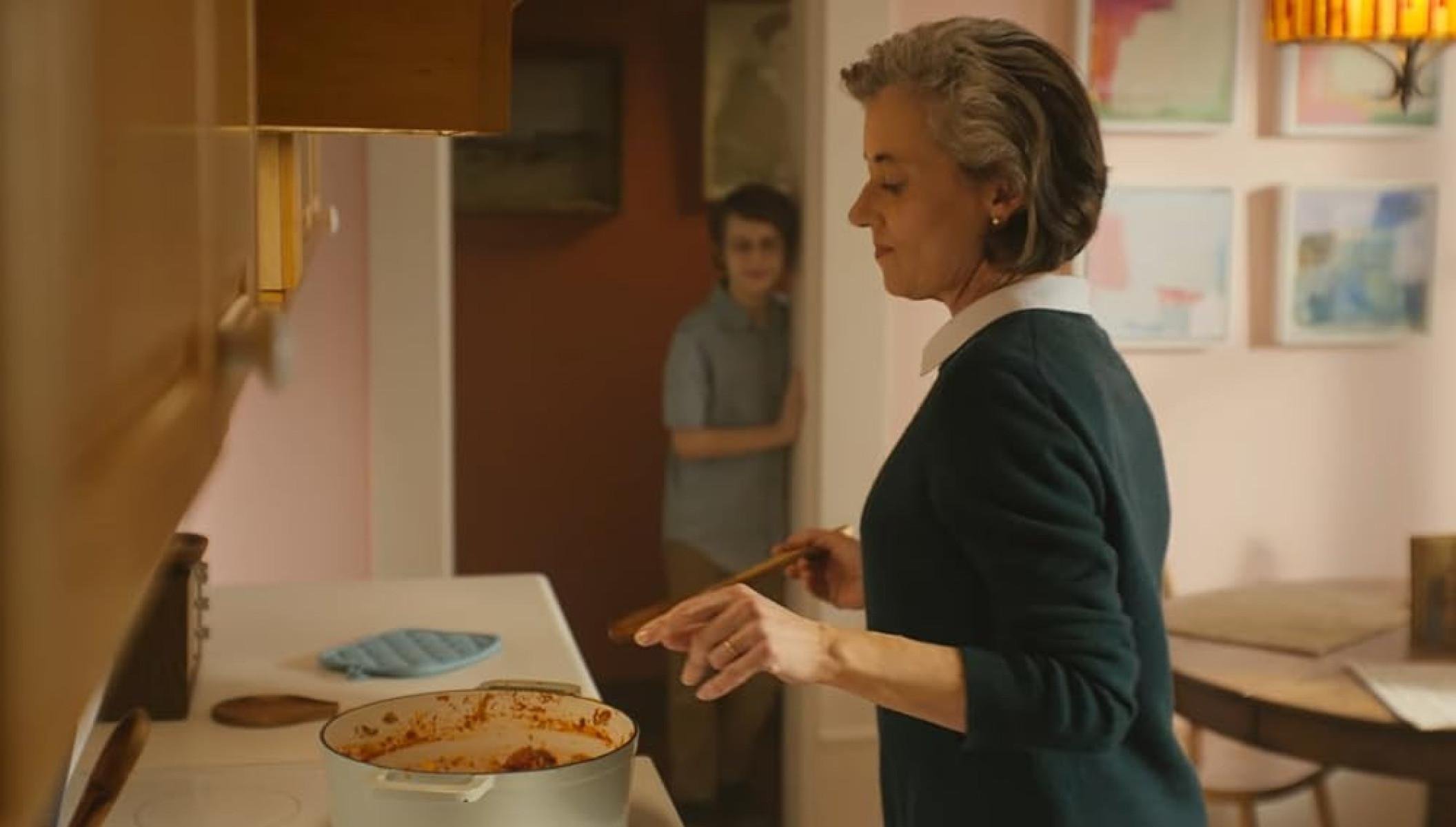 Atriz Mia Sara cozinha e está em frente ao fogão no filme A vida de Chuck