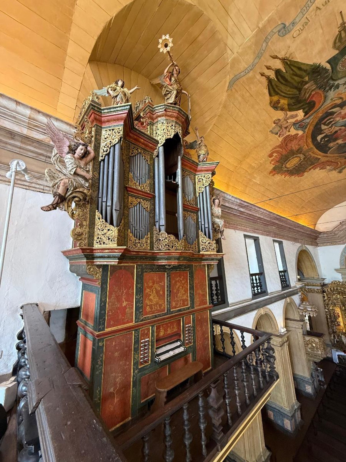 Órgão musical da Catedral de Mariana-MG, que voltará a funcionar em 8 de dezembro com peças (someiros) restaurados