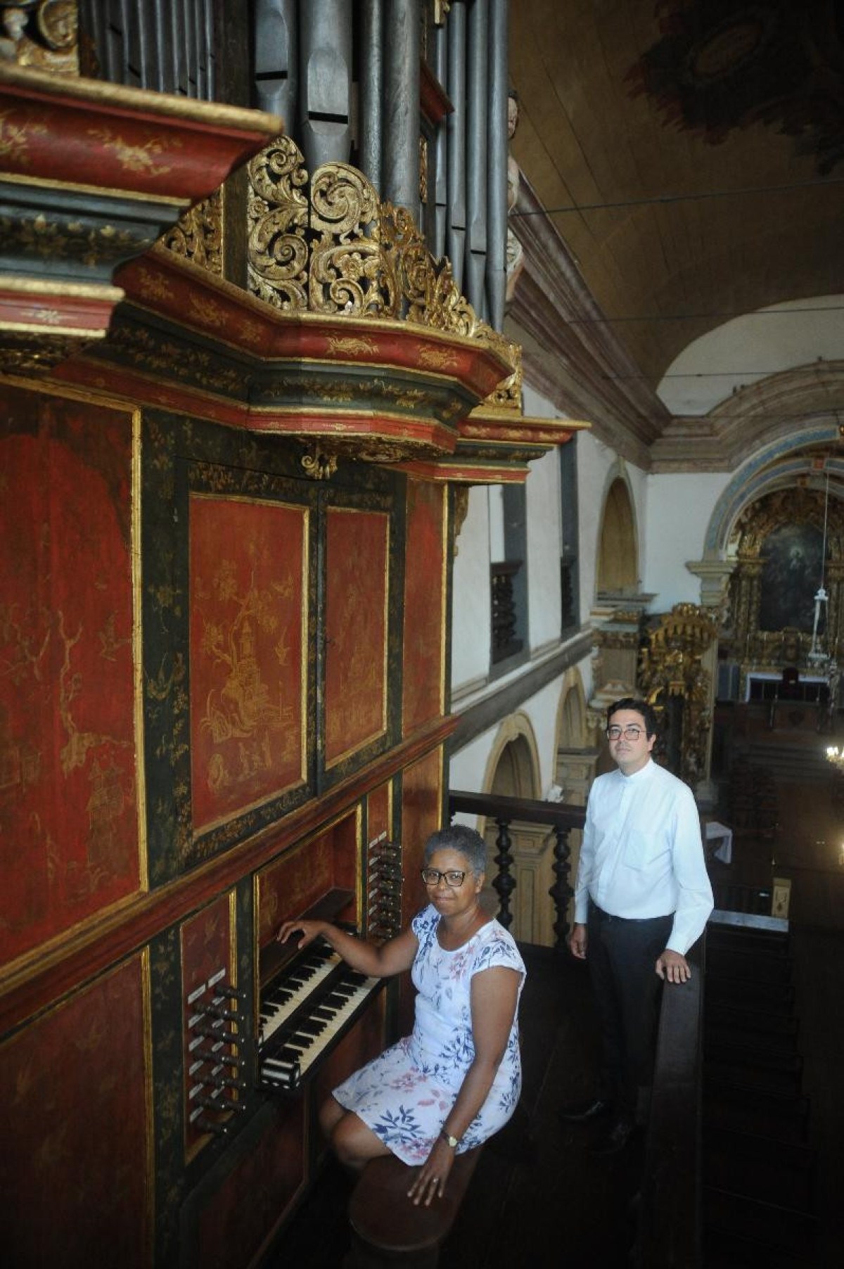 Na foto, o Padre Geraldo Dias Buziani, paéraco e reitor da Catedral de Mariana e Josineia Godinho organista