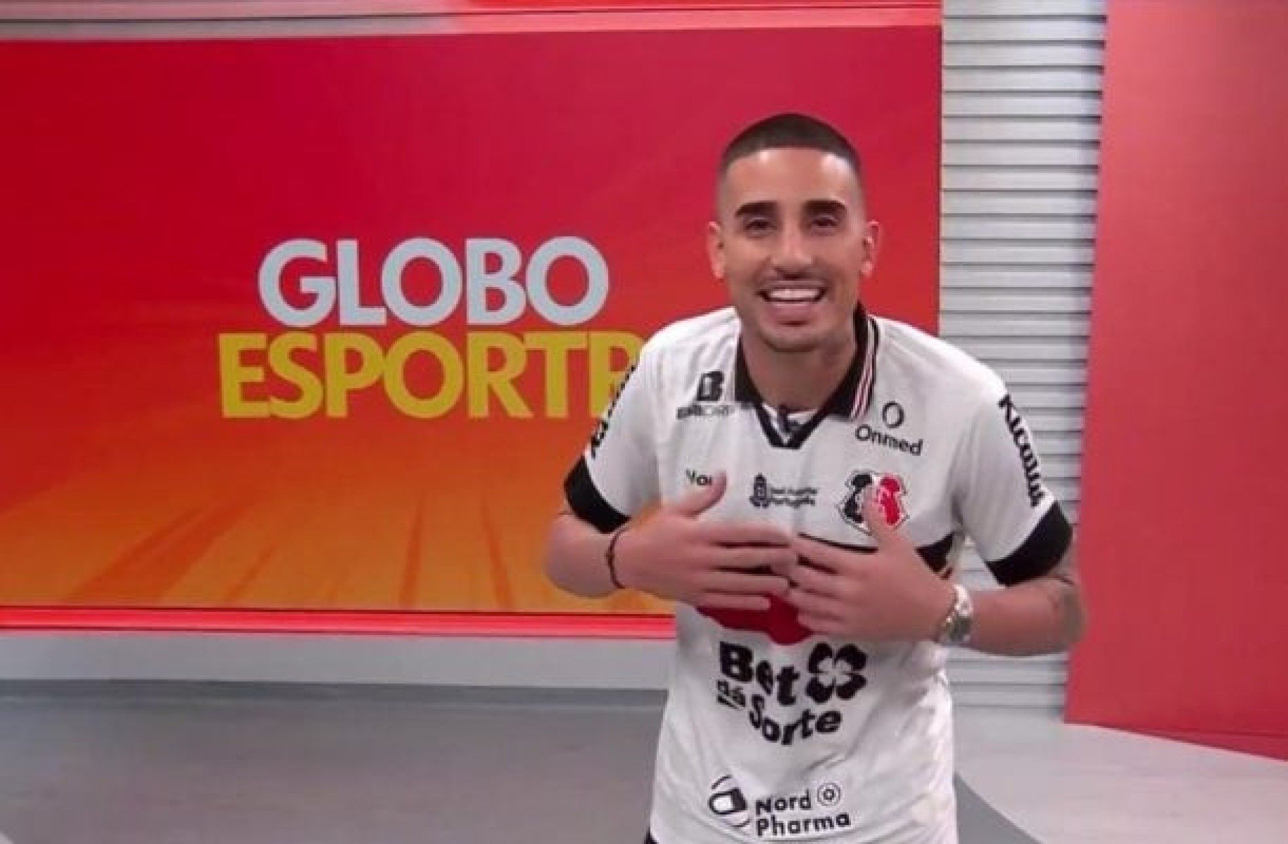 Mudou de profissão? Após acesso do Santa Cruz, Thiago Galhardo apresenta Globo Esporte
