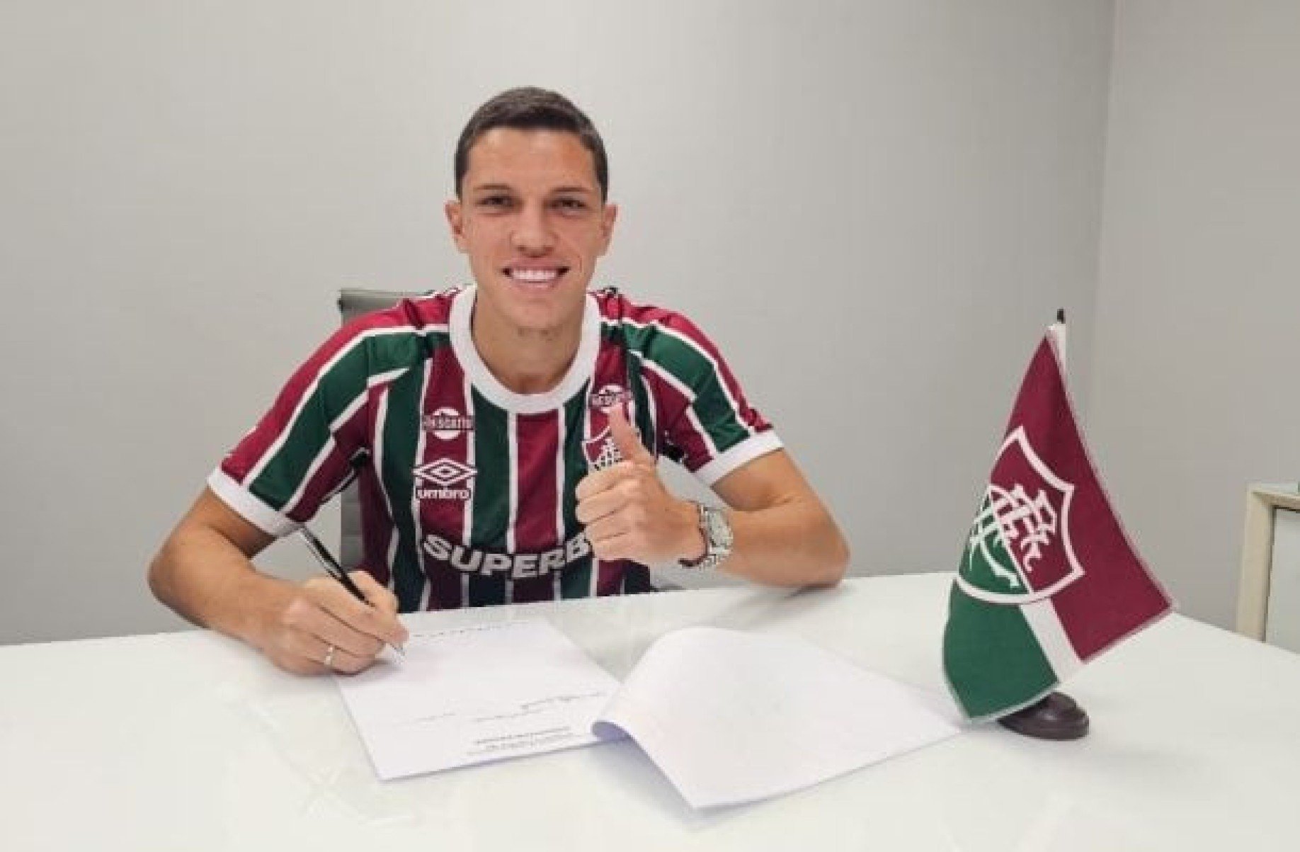 Fluminense renova contrato do zagueiro Davi Schuindt