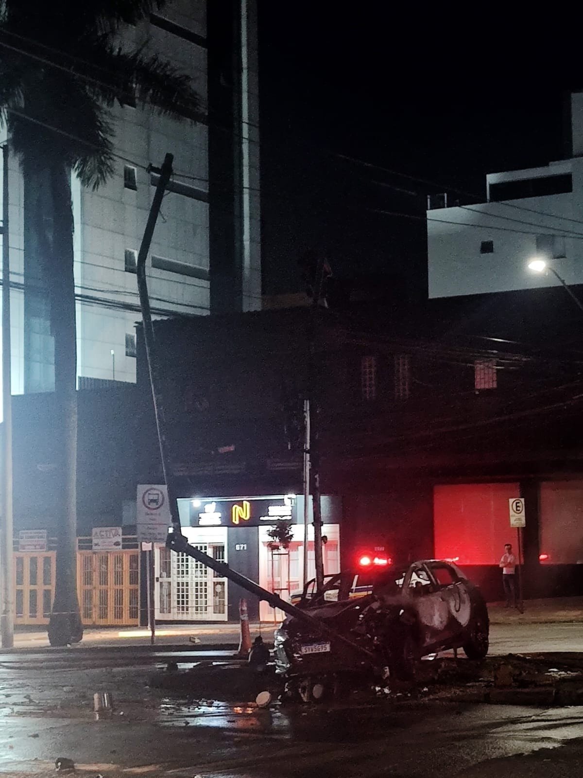 Carro bateu em poste na noite desse sábado (7/9) e causou eletrocussão em uma estudante, que morreu no local-Benny Cohen/EM/DA Press