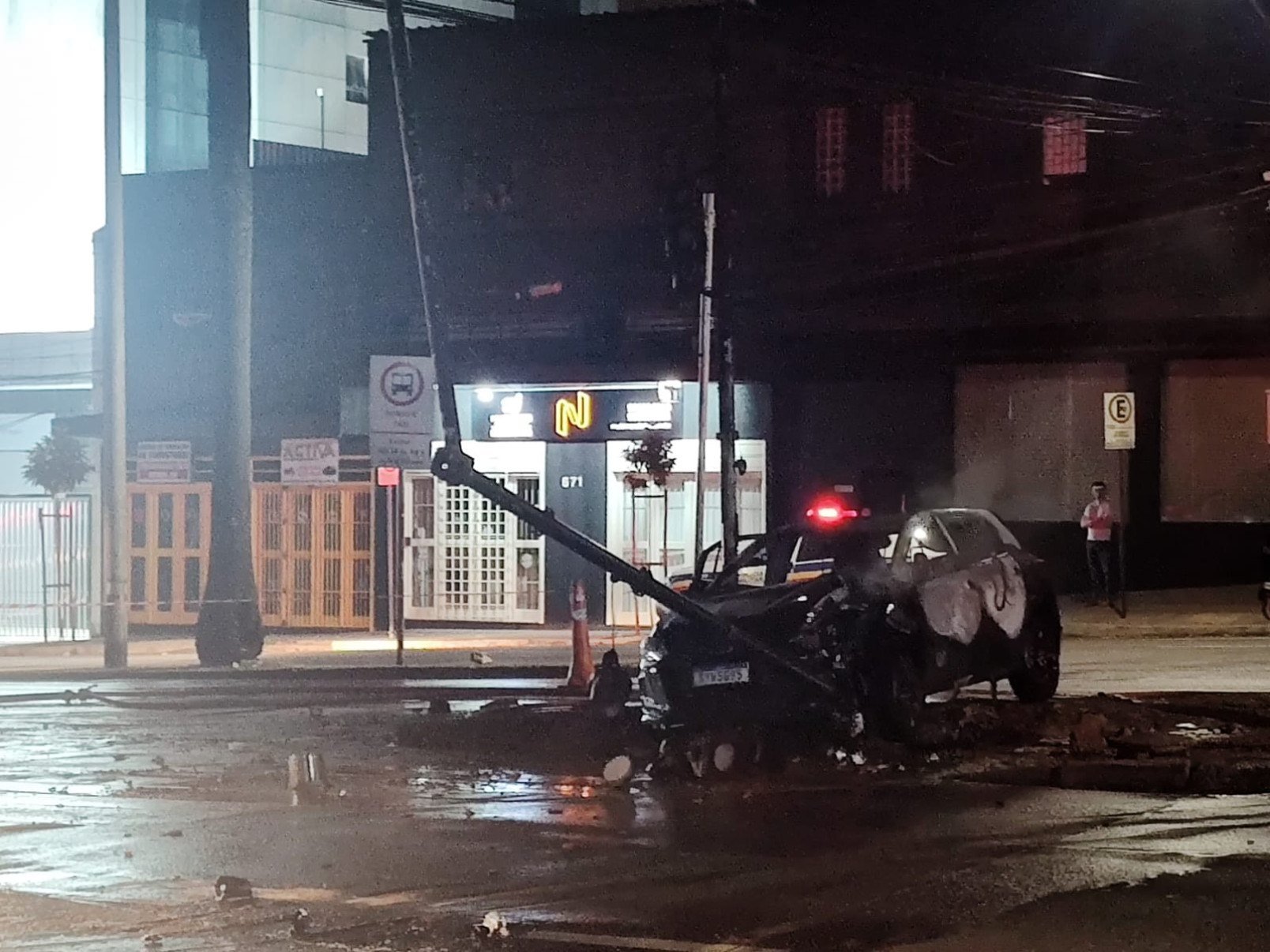 Carro bateu em poste na noite desse sábado (7/9) e causou eletrocussão em uma estudante, que morreu no local-Benny Cohen/EM/DA Press