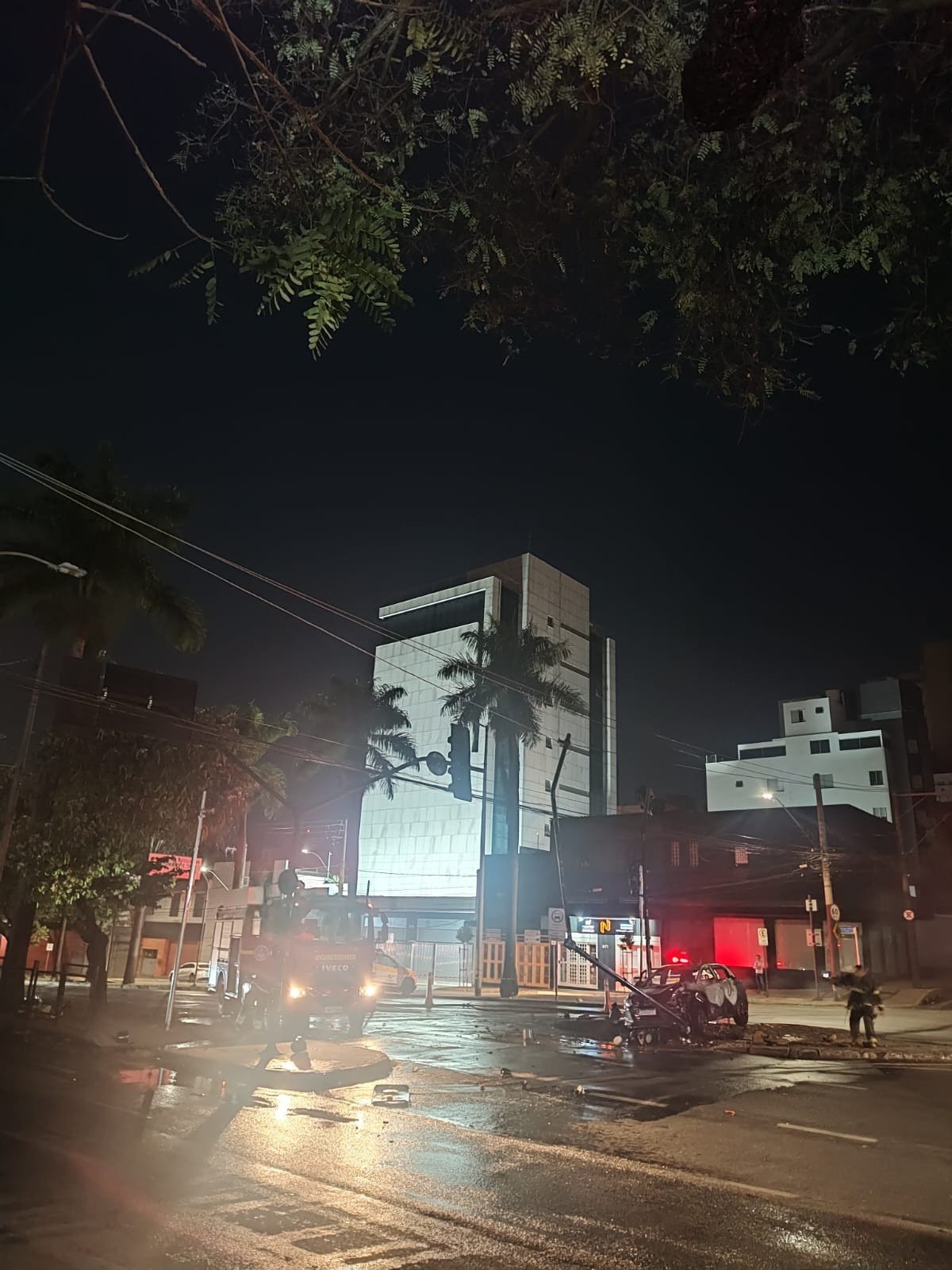 Carro bateu em poste na noite desse sábado (7/9) e causou eletrocussão em uma estudante, que morreu no local-Benny Cohen/EM/DA Press