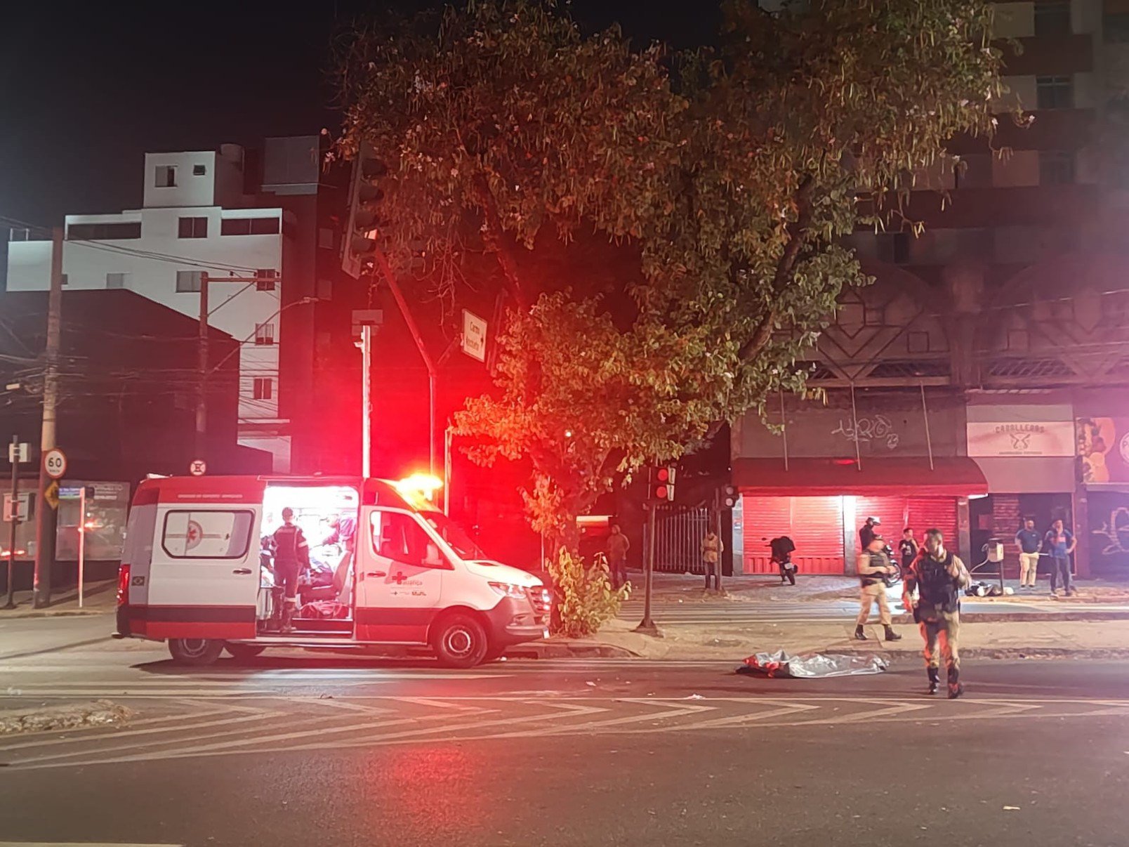 Carro bateu em poste na noite desse sábado (7/9) e causou eletrocussão em uma estudante, que morreu no local-Benny Cohen/EM/DA Press