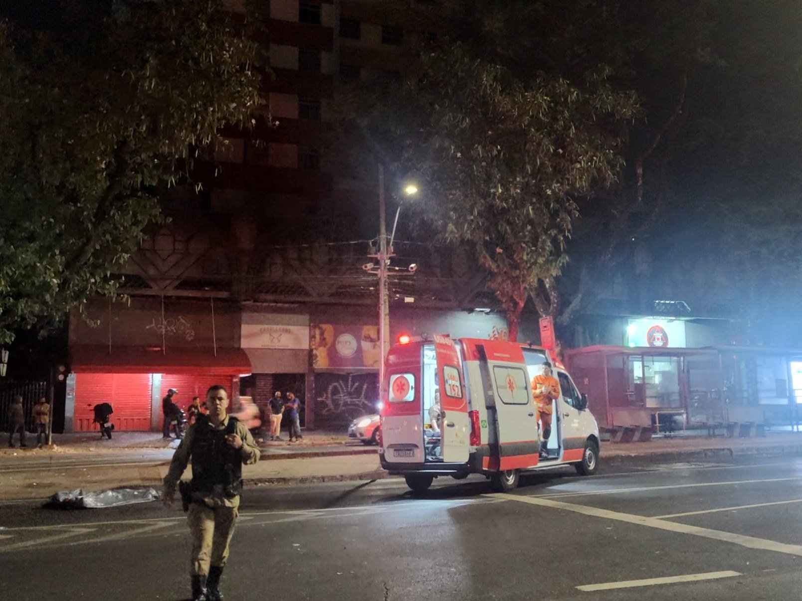 Carro bateu em poste na noite desse sábado (7/9) e causou eletrocussão em uma estudante, que morreu no local-Benny Cohen/EM/DA Press