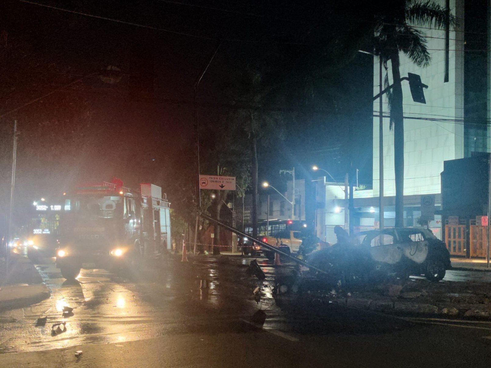 Carro bateu em poste na noite desse sábado (7/9) e causou eletrocussão em uma estudante, que morreu no local-Benny Cohen/EM/DA Press