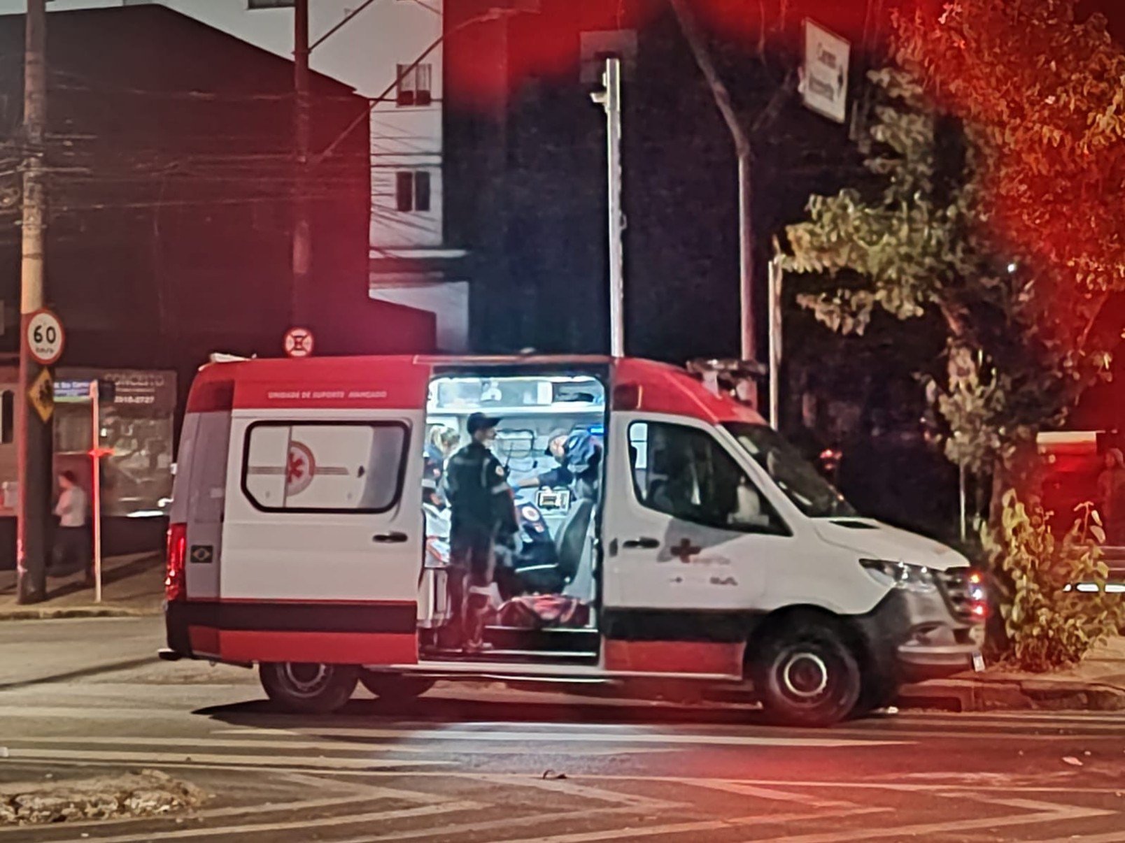 Carro bateu em poste na noite desse sábado (7/9) e causou eletrocussão em uma estudante, que morreu no local-Benny Cohen/EM/DA Press