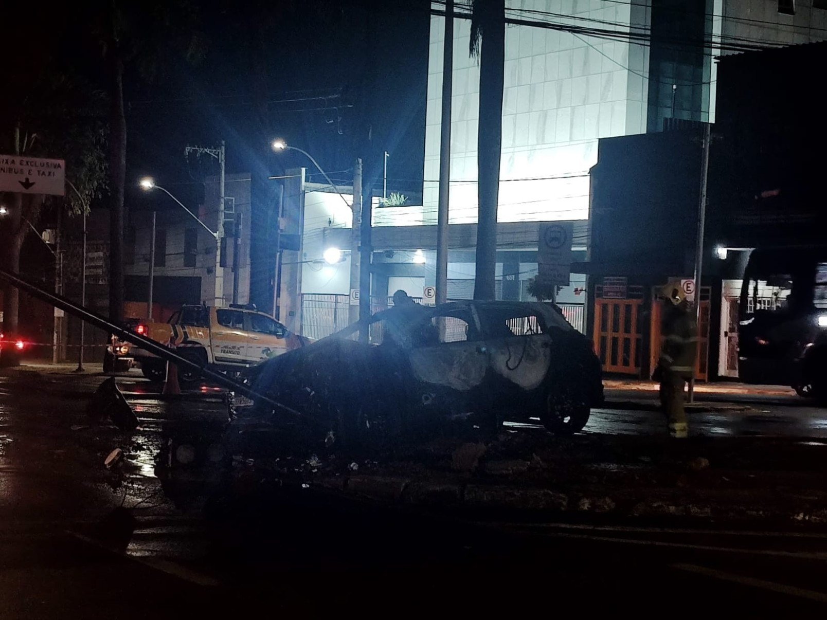 Carro bateu em poste na noite desse sábado (7/9) e causou eletrocussão em uma estudante, que morreu no local-Benny Cohen/EM/DA Press