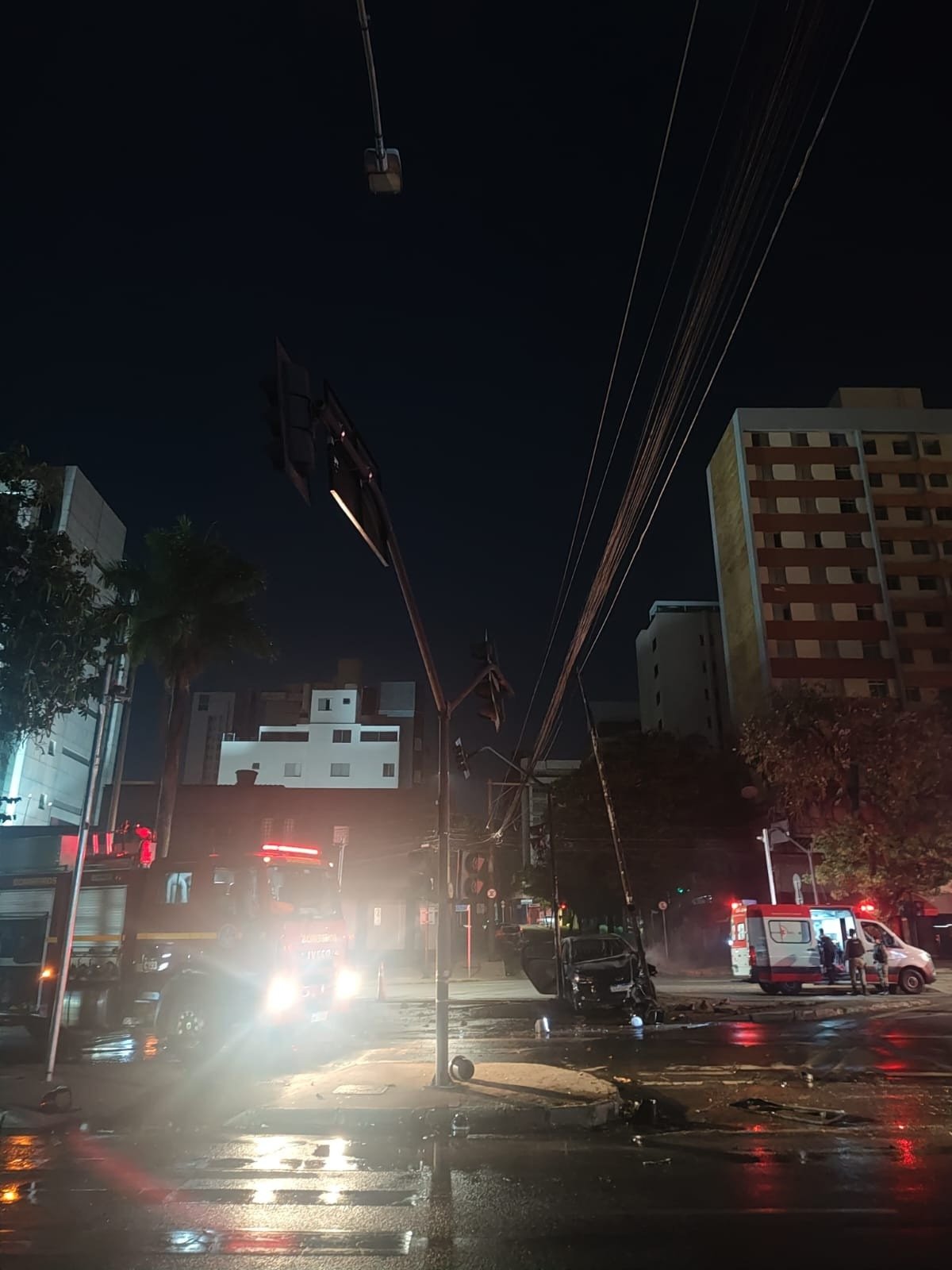 Carro bateu em poste na noite desse sábado (7/9) e causou eletrocussão em uma estudante, que morreu no local-Benny Cohen/EM/DA Press