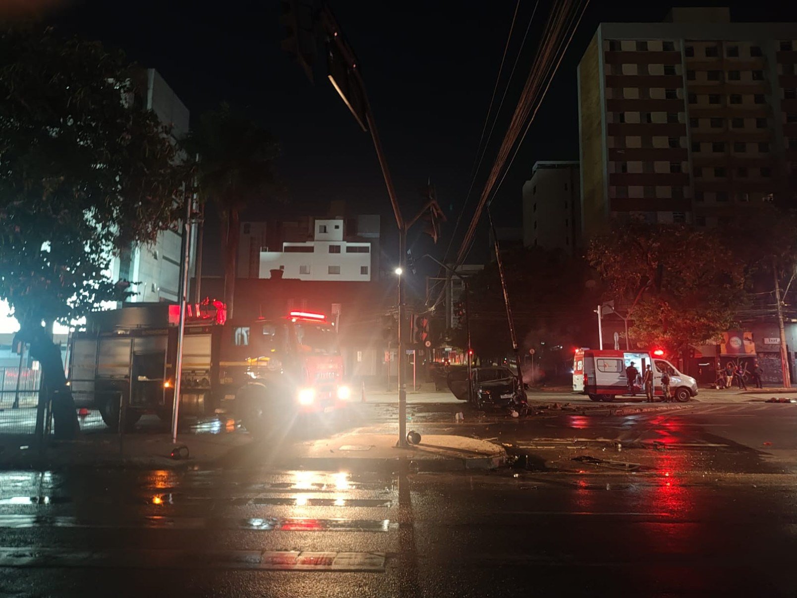 Carro bateu em poste na noite desse sábado (7/9) e causou eletrocussão em uma estudante, que morreu no local-Benny Cohen/EM/DA Press