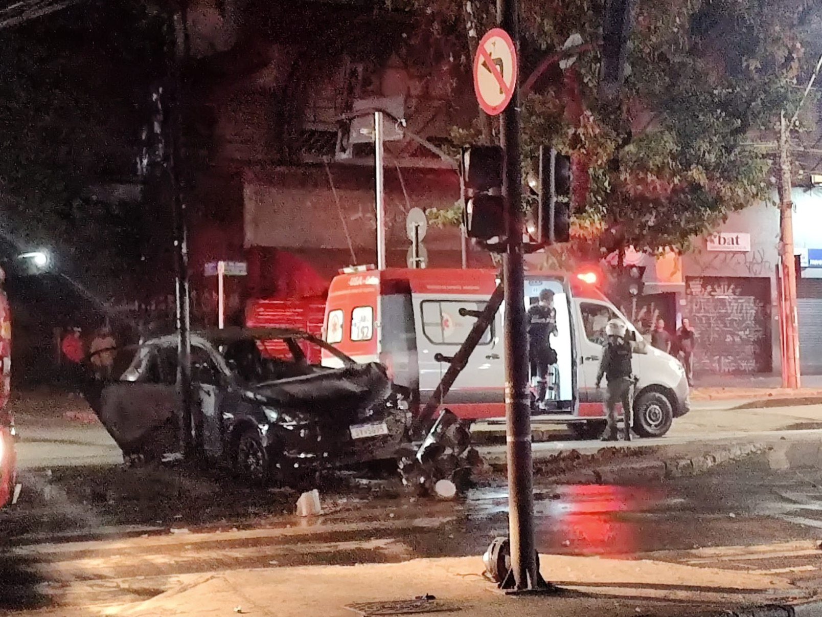Carro bateu em poste na noite desse sábado (7/9) e causou eletrocussão em uma estudante, que morreu no local-Benny Cohen/EM/DA Press