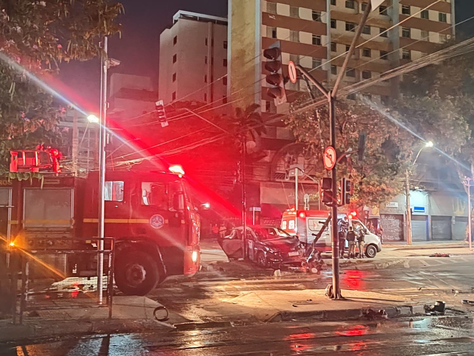 Carro bateu em poste na noite desse sábado (7/9) e causou eletrocussão em uma estudante, que morreu no local-Benny Cohen/EM/DA Press