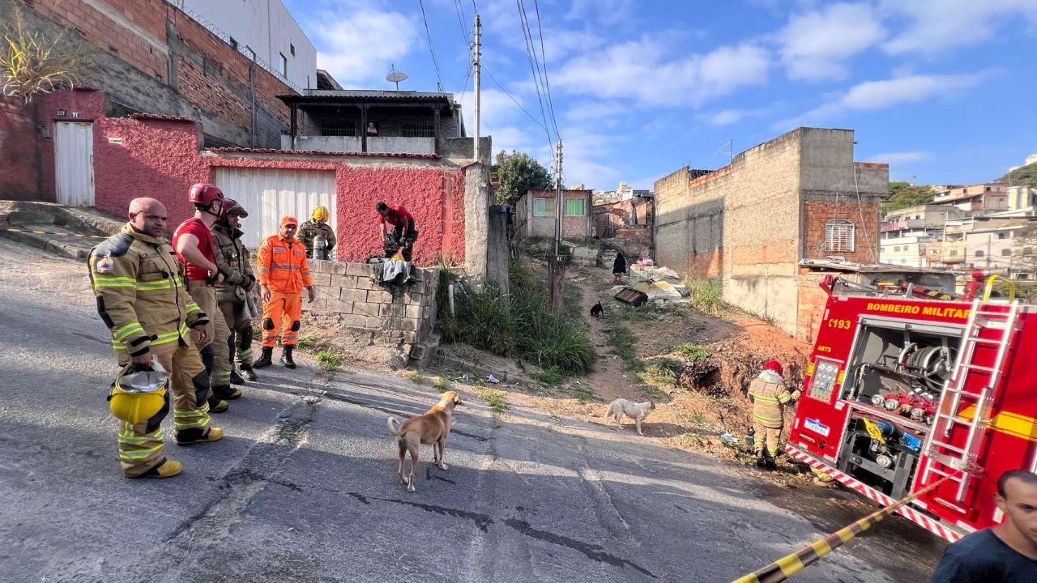 Incêndio tomou casa em Ribeirão das Neves na manhã desta segunda-feira (8/9)-Edésio Ferreira/EM/D.A. Press
