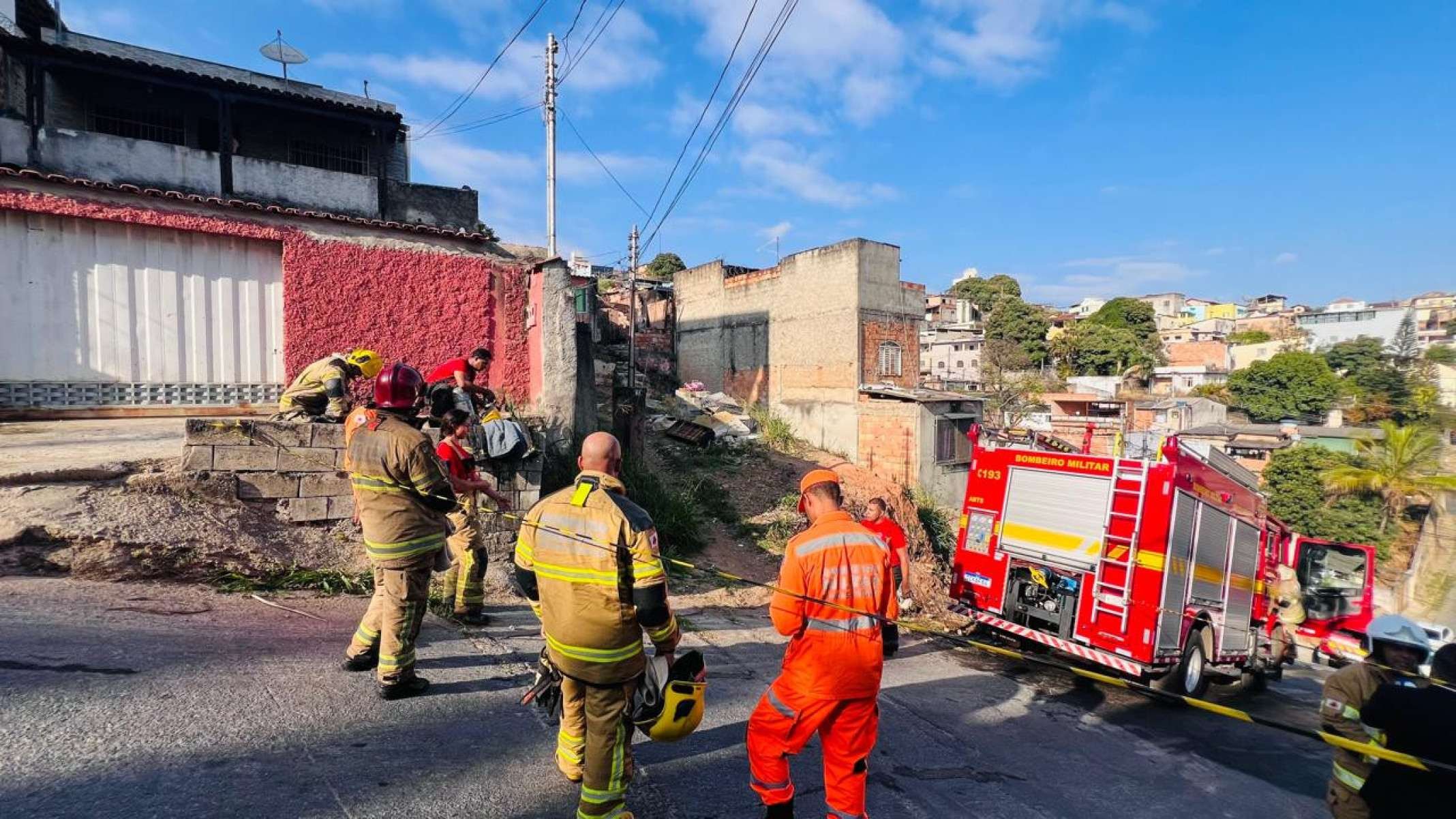 Incêndio tomou casa em Ribeirão das Neves na manhã desta segunda-feira (8/9)-Edésio Ferreira/EM/D.A. Press