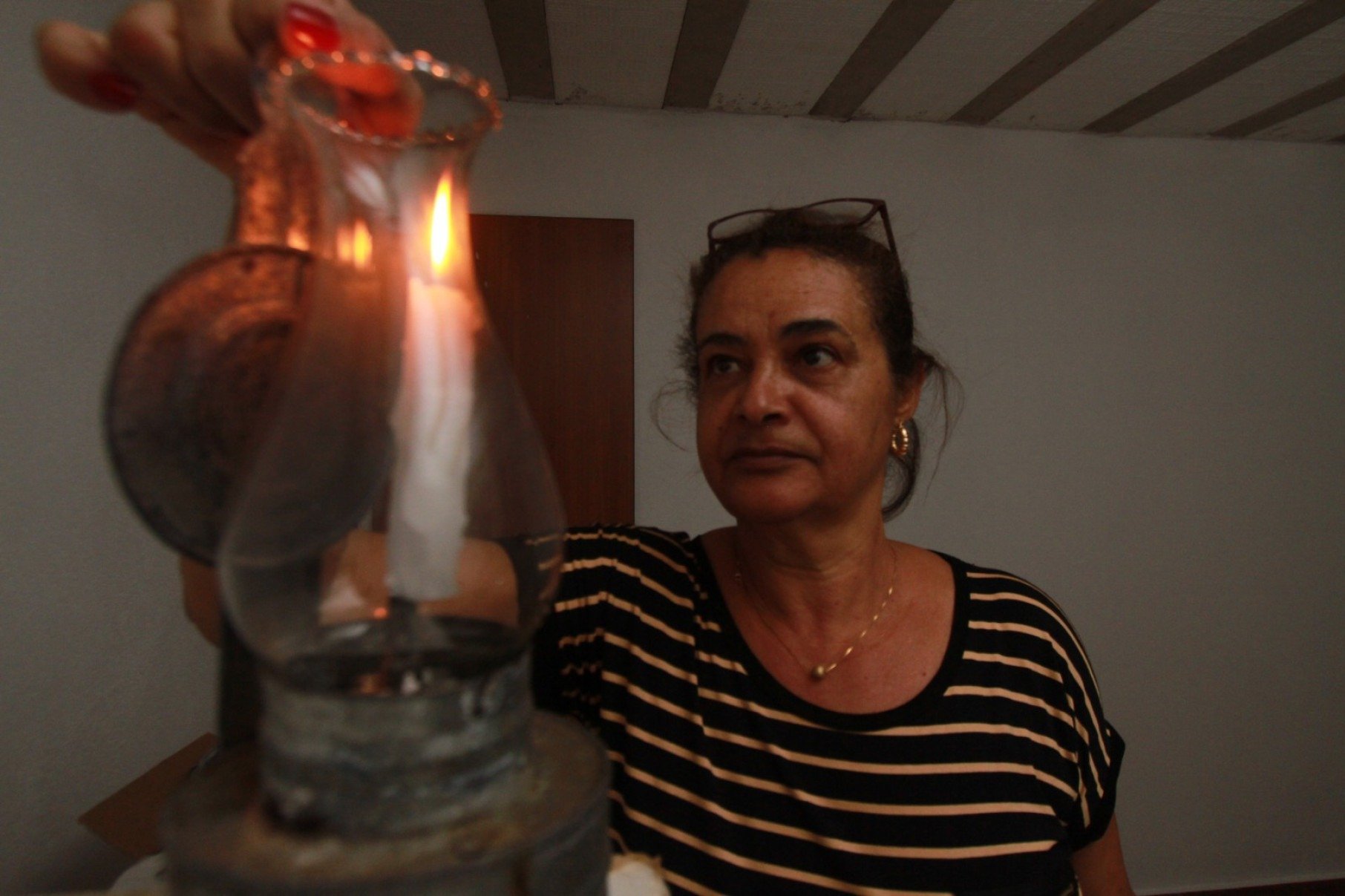 A única iluminação na casa dos moradores é através de lanternas e lampiões-Edésio Ferreira/EM/DA Press