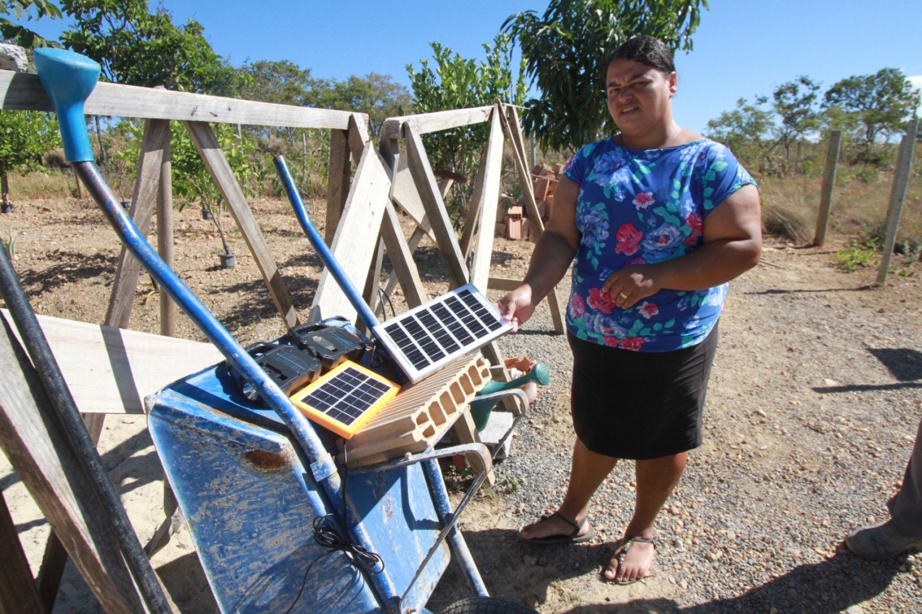 Algumas pessoas usam lanternas que recarregam na luz solar. Em caso de chuva, o equipamento não são recarregados-Edésio Ferreira/EM/DA Press