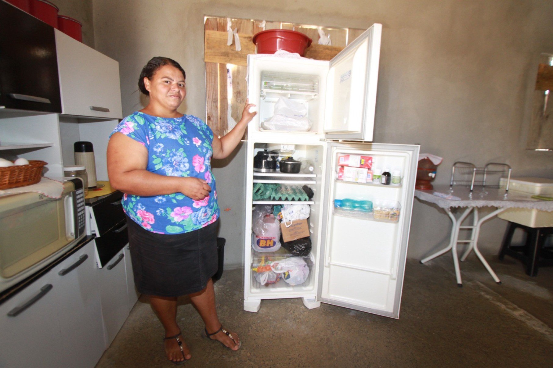 Família usa geladeira como armário, uma vez que não tem energia na casa-Edésio Ferreira/EM/DA Press