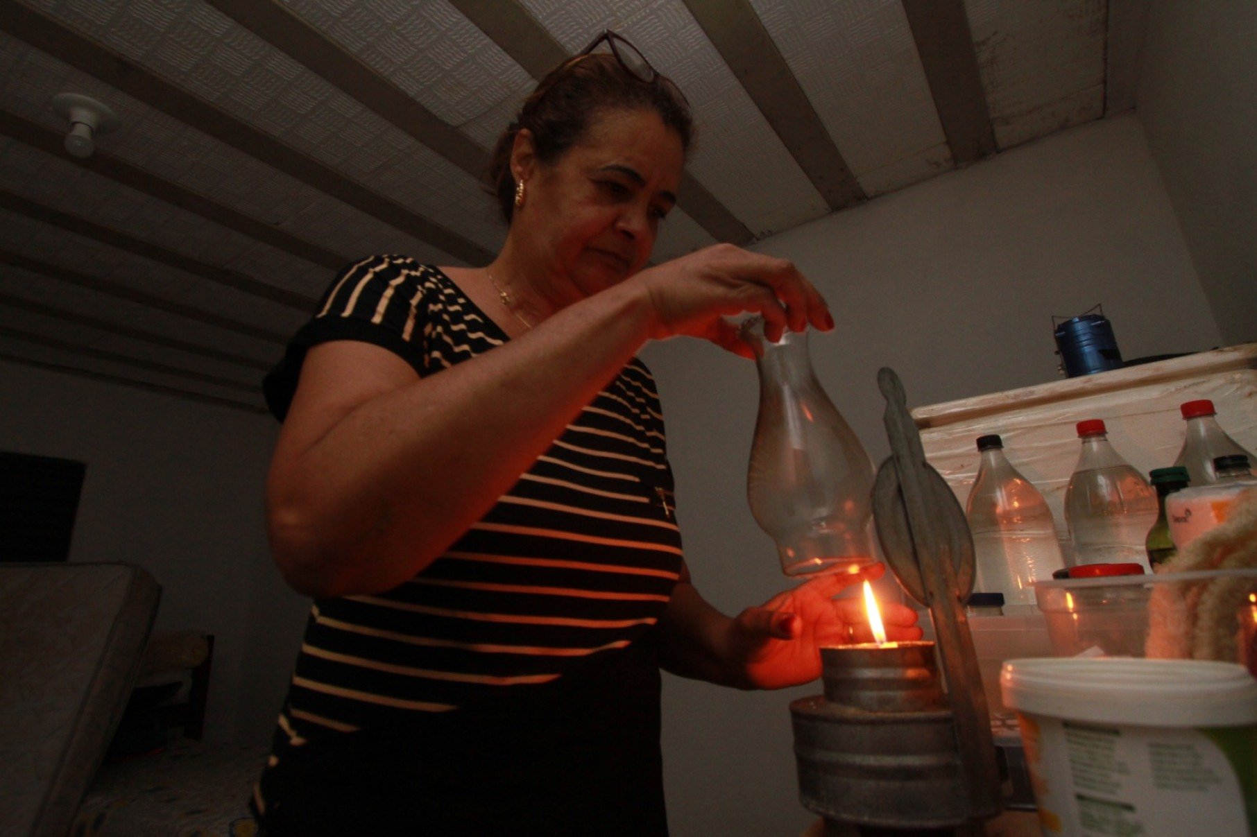 A única iluminação na casa dos moradores é através de lanternas e lampiões-Edésio Ferreira/EM/DA Press