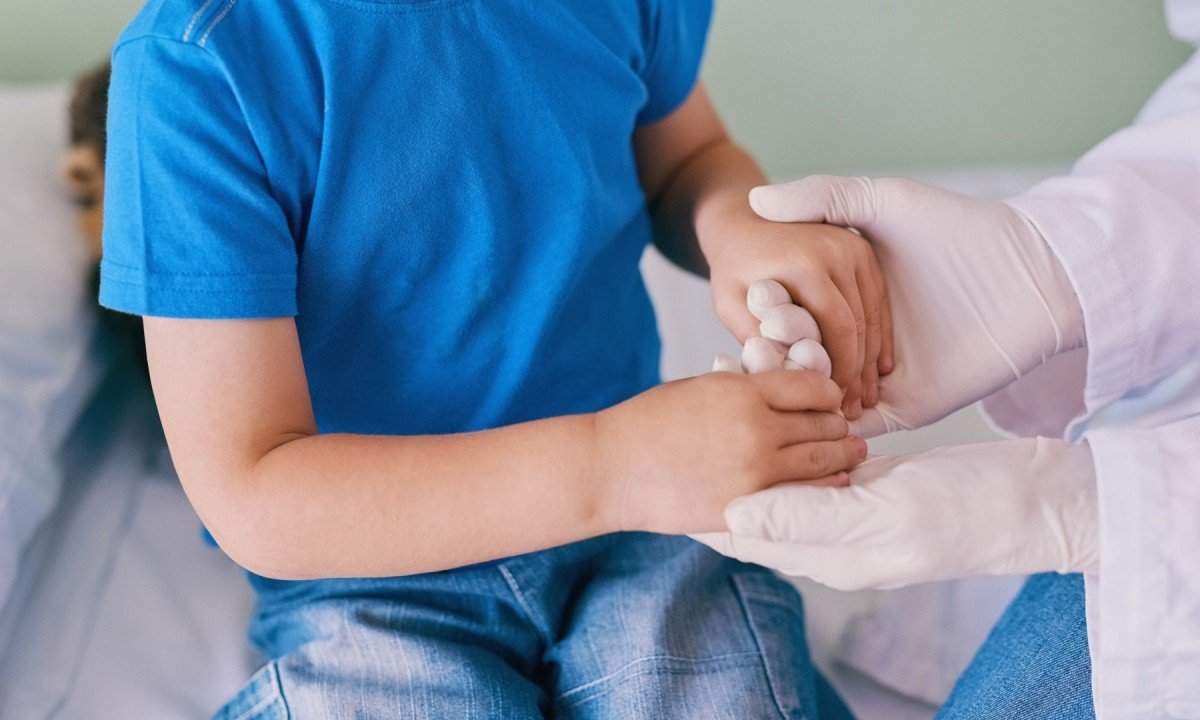  Doctor, patient and hands in hospital for healthcare, health and wellness with medical exam. Female pediatrician, child and support in clinic for illness, sick and cardiology with care, trust or hope.
       -  (crédito: DINO)